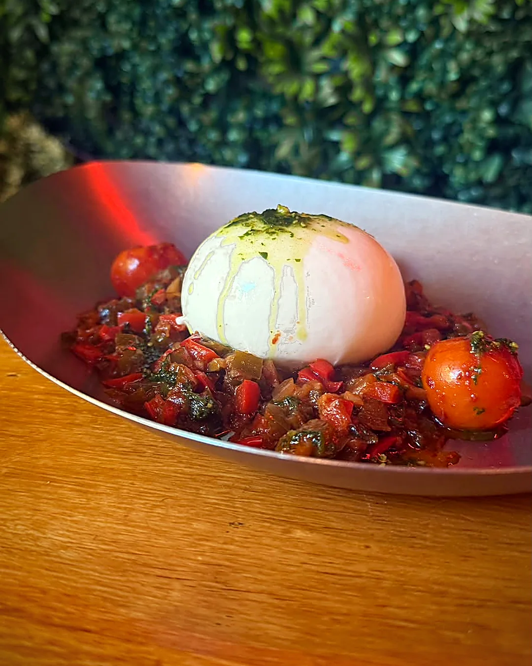 Pisto a la puttanesca con burrata y tomate cherry