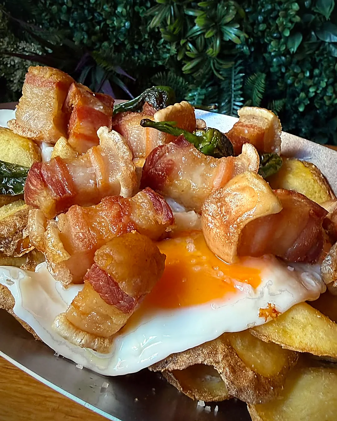 Huevos rotos con torreznos de Soria y patatas